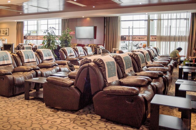 Lounge thumbnail 1