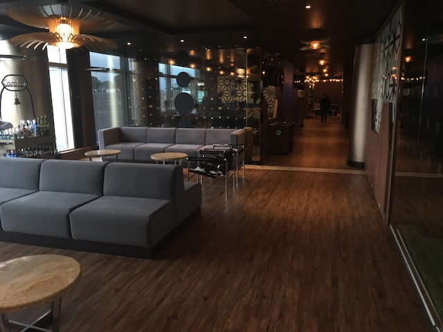 Lounge thumbnail 4