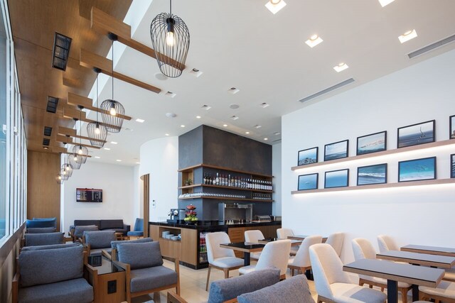 Lounge thumbnail 5