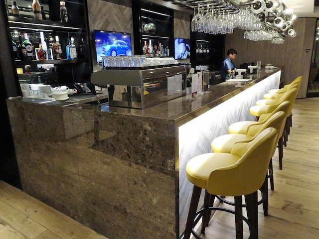 Lounge thumbnail 5