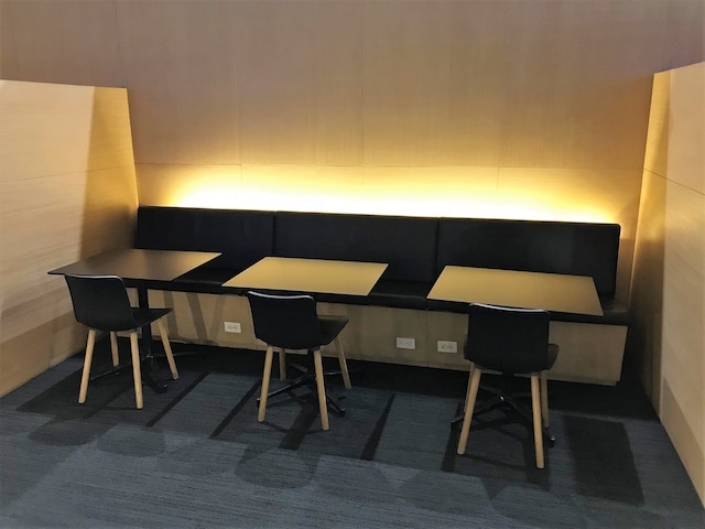 Lounge thumbnail 1
