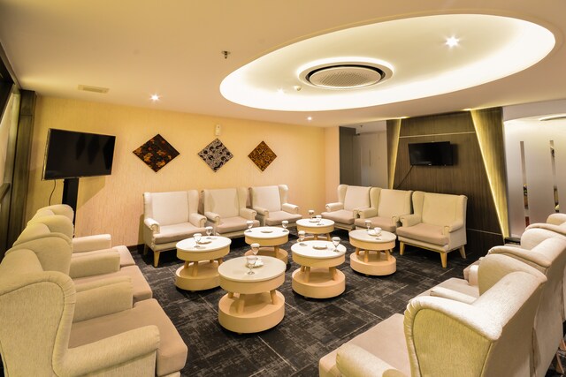 Lounge thumbnail 1