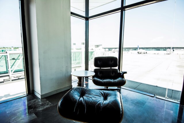 Lounge thumbnail 2