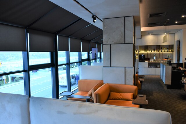 Lounge thumbnail 2