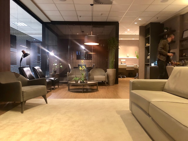 Lounge thumbnail 2