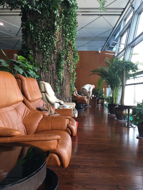 Lounge thumbnail 5