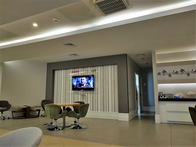 Lounge thumbnail 5