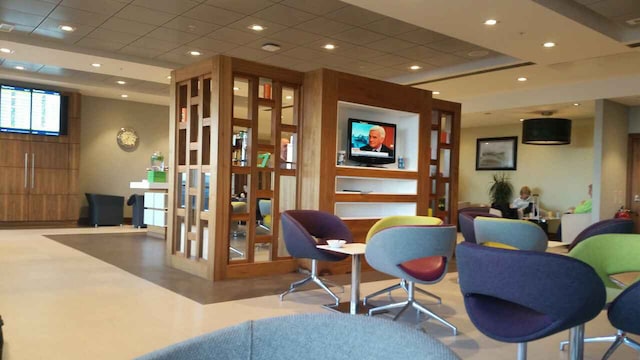 Lounge thumbnail 4