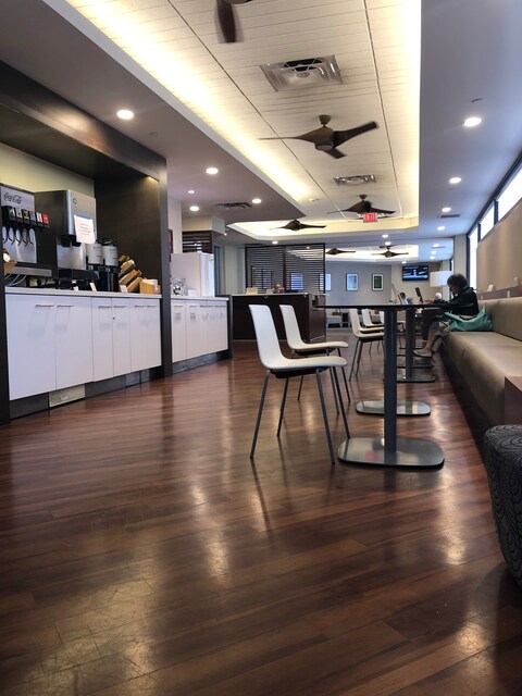 Lounge thumbnail 4
