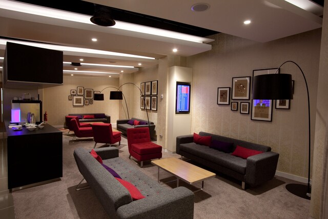 Lounge thumbnail 3