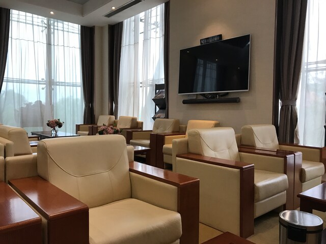 Lounge thumbnail 1