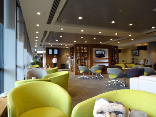 Lounge thumbnail 1