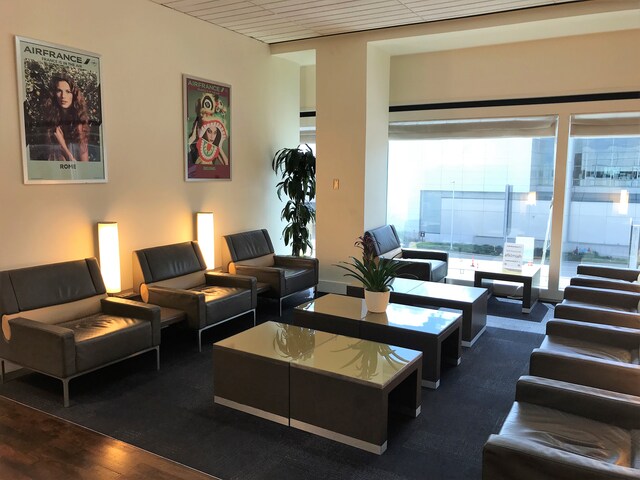 Lounge thumbnail 1