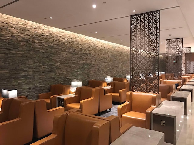 Lounge thumbnail 4