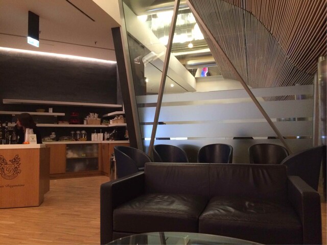 Lounge thumbnail 1