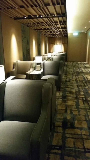 Lounge thumbnail 4