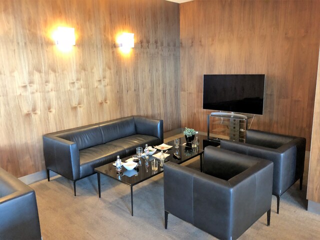 Lounge thumbnail 5