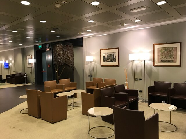 Lounge thumbnail 2