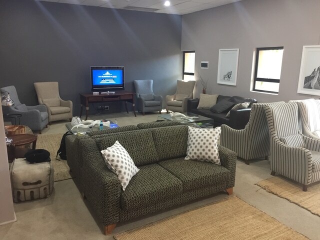 Lounge thumbnail 4