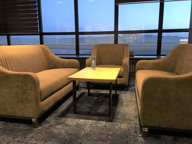 Lounge thumbnail 1
