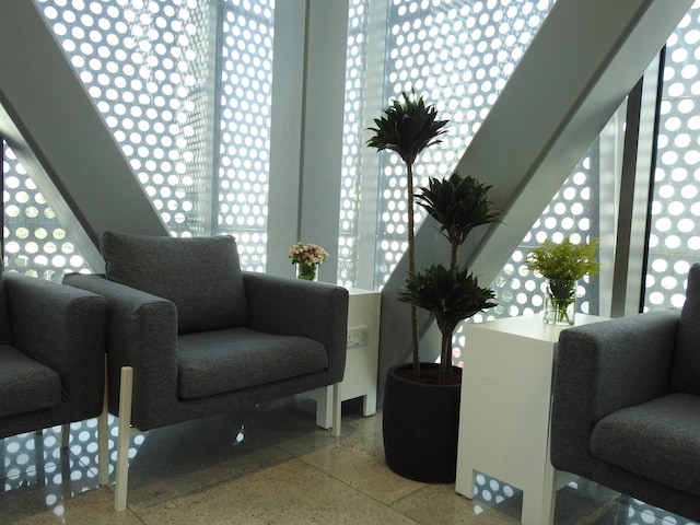 Lounge thumbnail 2