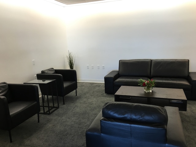 Lounge thumbnail 3