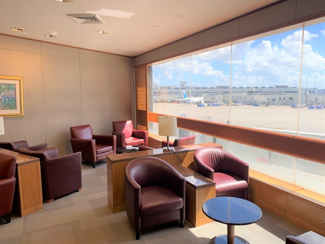 Lounge thumbnail 2