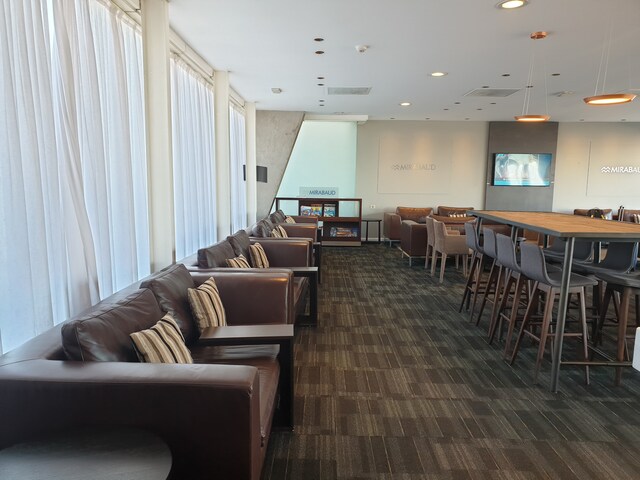 Lounge thumbnail 5