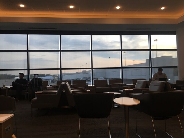 Lounge thumbnail 5