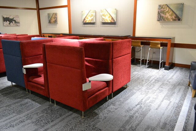 Lounge thumbnail 3