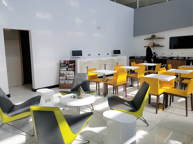 Lounge thumbnail 3