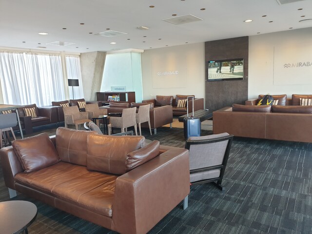 Lounge thumbnail 3