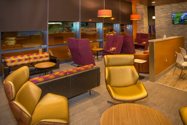 Lounge thumbnail 4