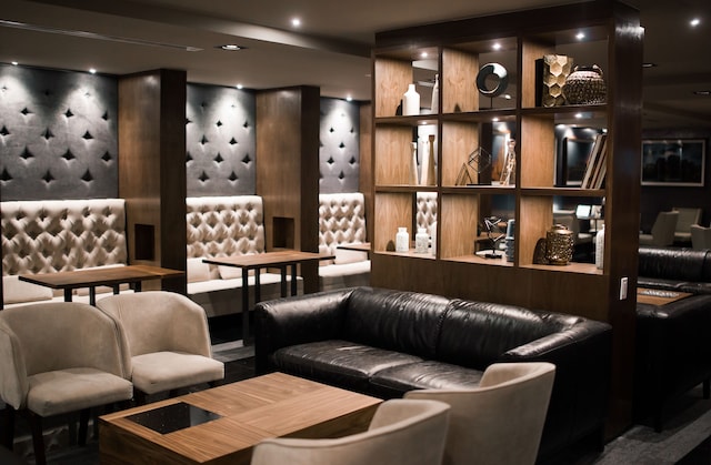 Lounge thumbnail 5