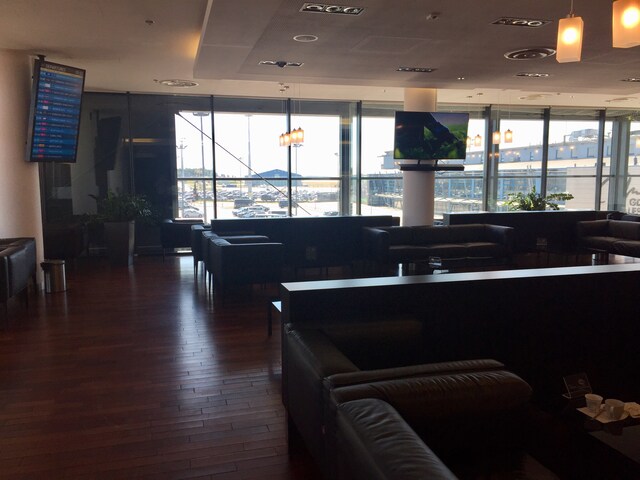 Lounge thumbnail 4
