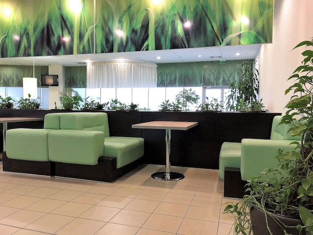Lounge thumbnail 1