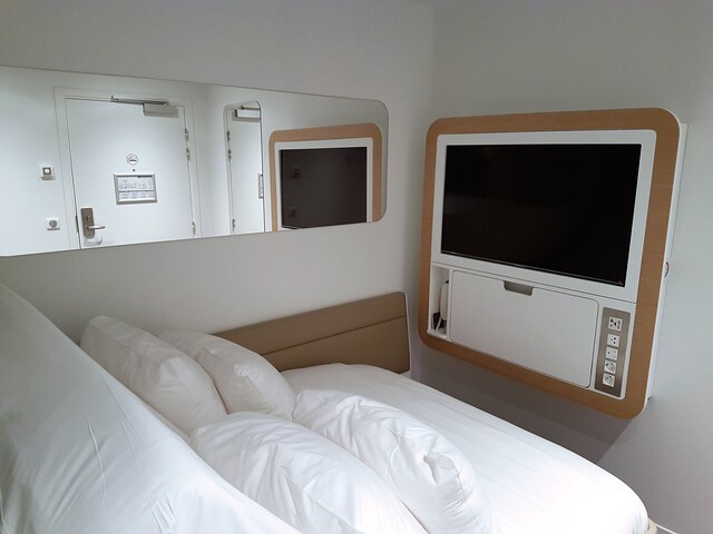 Lounge thumbnail 4