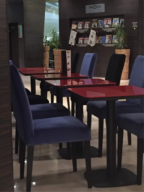 Lounge thumbnail 5
