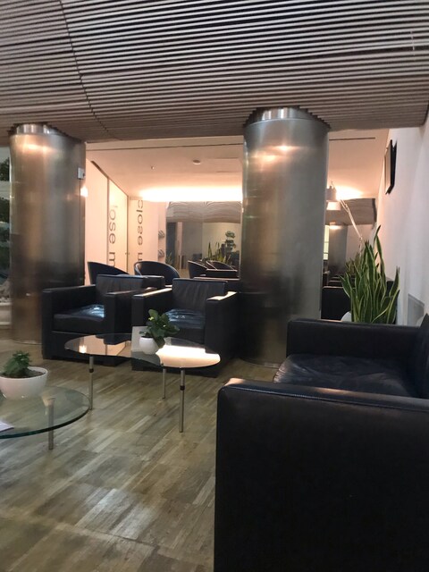 Lounge thumbnail 3