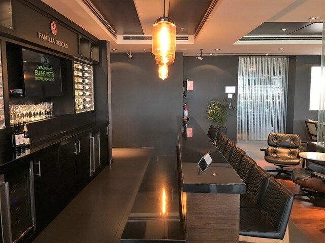 Lounge thumbnail 2
