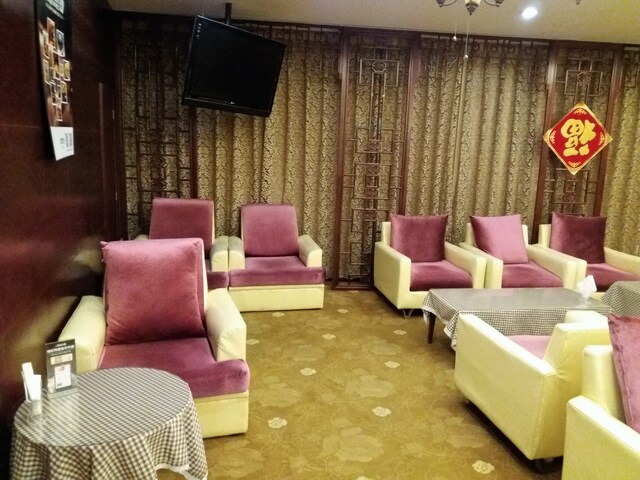 Lounge thumbnail 1