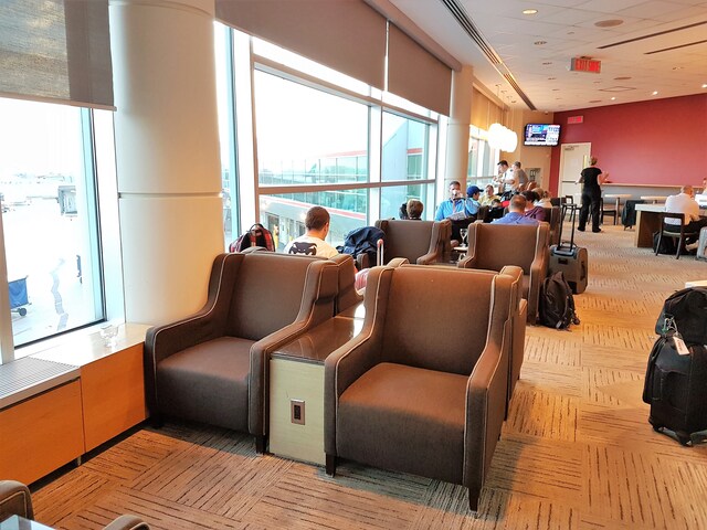 Lounge thumbnail 1