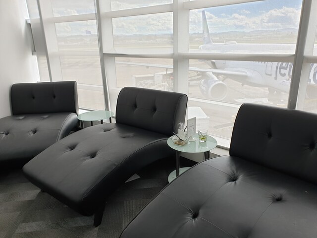 Lounge thumbnail 4