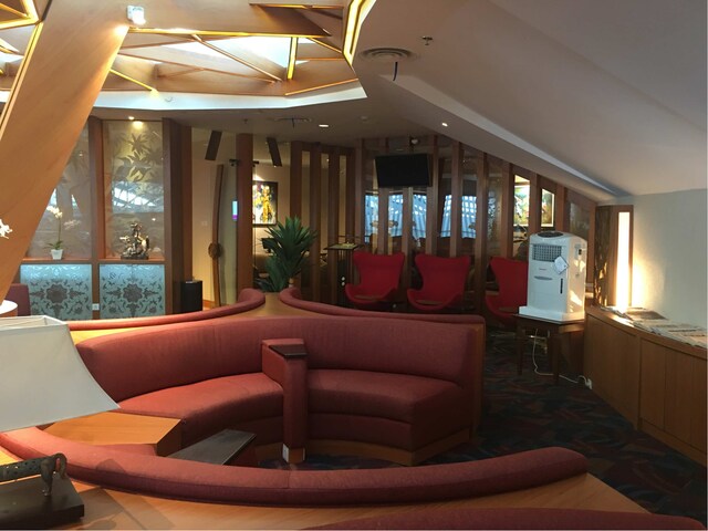 Lounge thumbnail 5