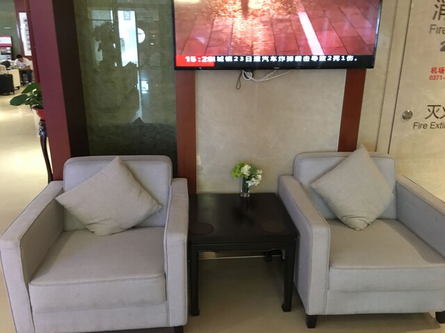 Lounge thumbnail 2
