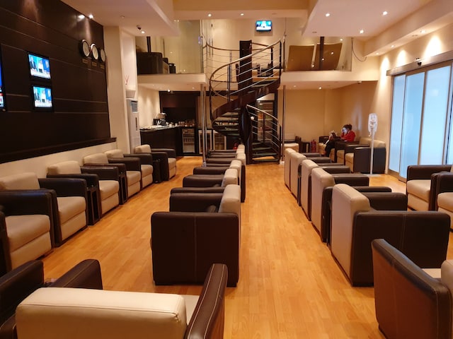 Lounge thumbnail 1