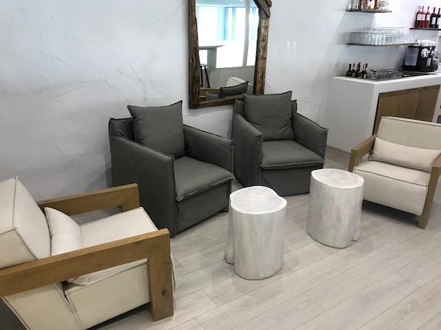 Lounge thumbnail 2