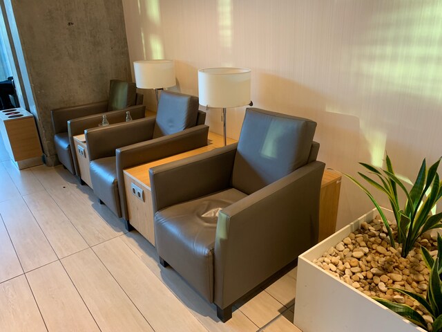 Lounge thumbnail 3