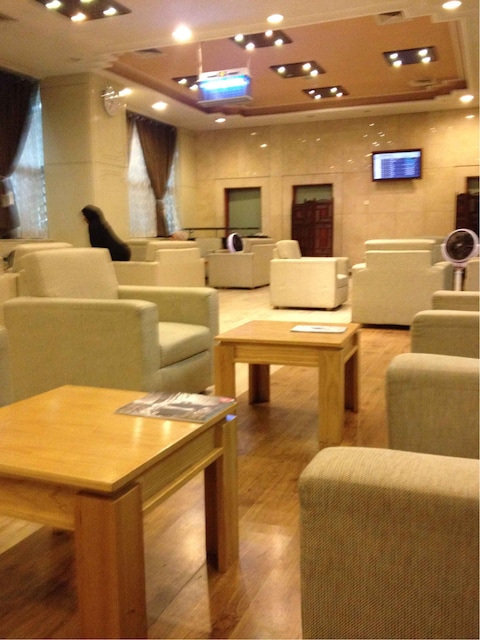 Lounge thumbnail 2