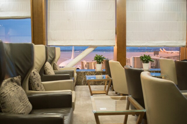 Lounge thumbnail 3